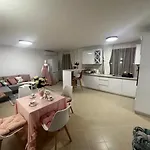 아파트 Panteli House 아헬로이